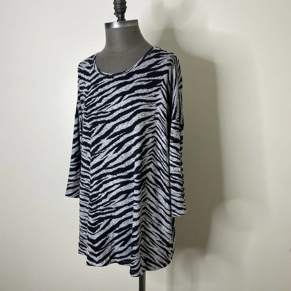 Torrid Super Soft Plush Zebra Drop Shoulder Top Size 2XL - Picture 3 of 8